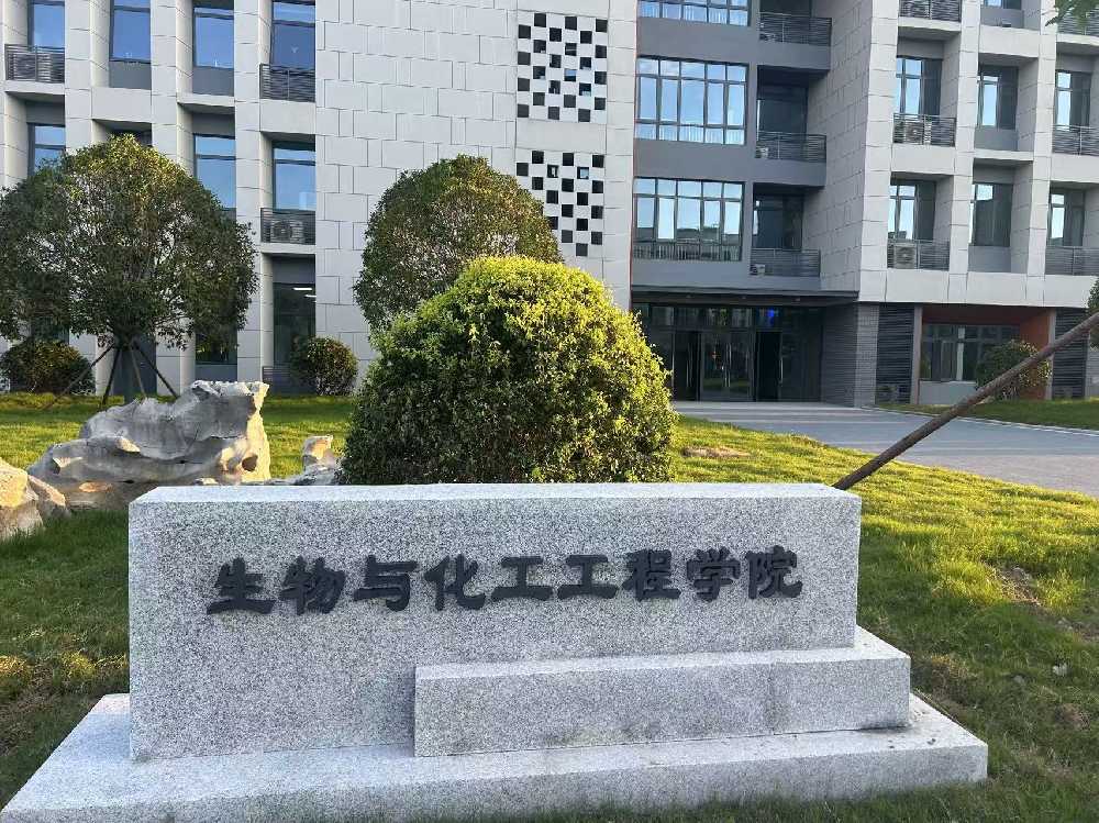 托克逊县扬州职业大学体育场高杆灯项目